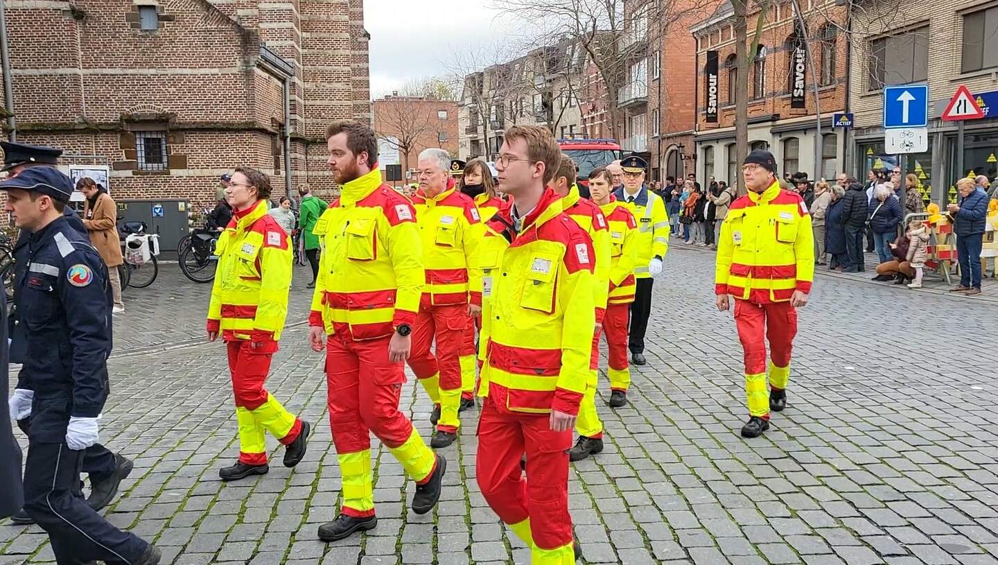 instanties-stappen-mee-op-tijdens-stoet-voor-wapenstilstand-gva